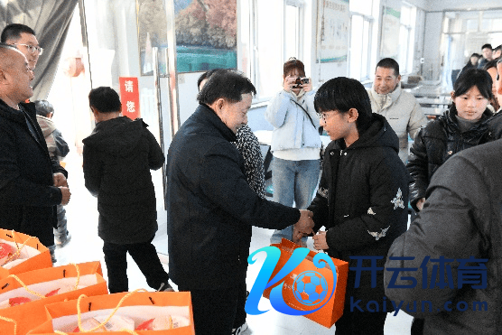 丰厨（廊坊）食物产业园副总司理宋文青总向学生捐赠米饭