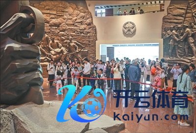 市民搭客在南昌八总共义系念馆参不雅。